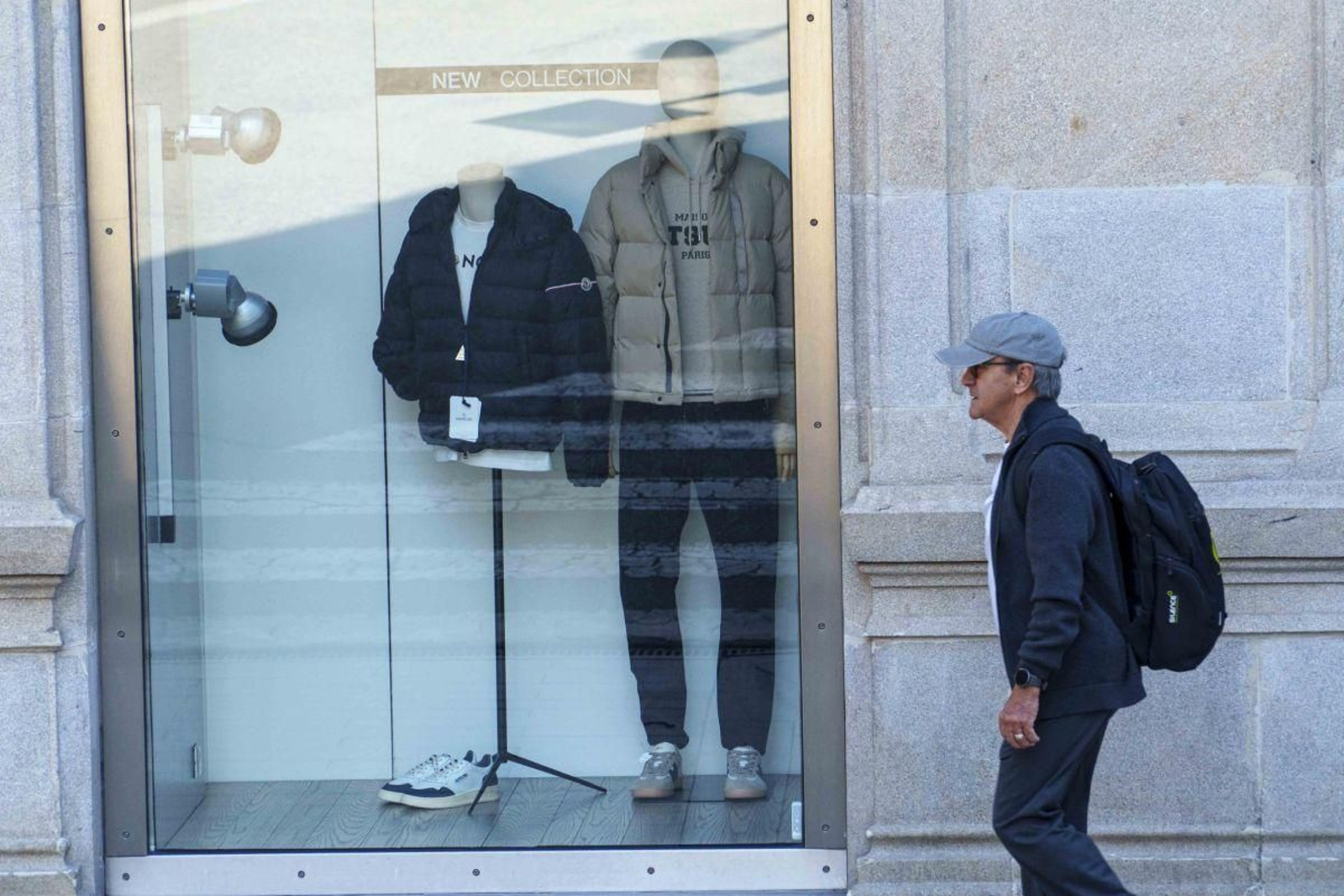 Escaparate en Vigo con abrigos de caballero en una tienda, sin mucho éxito de venta