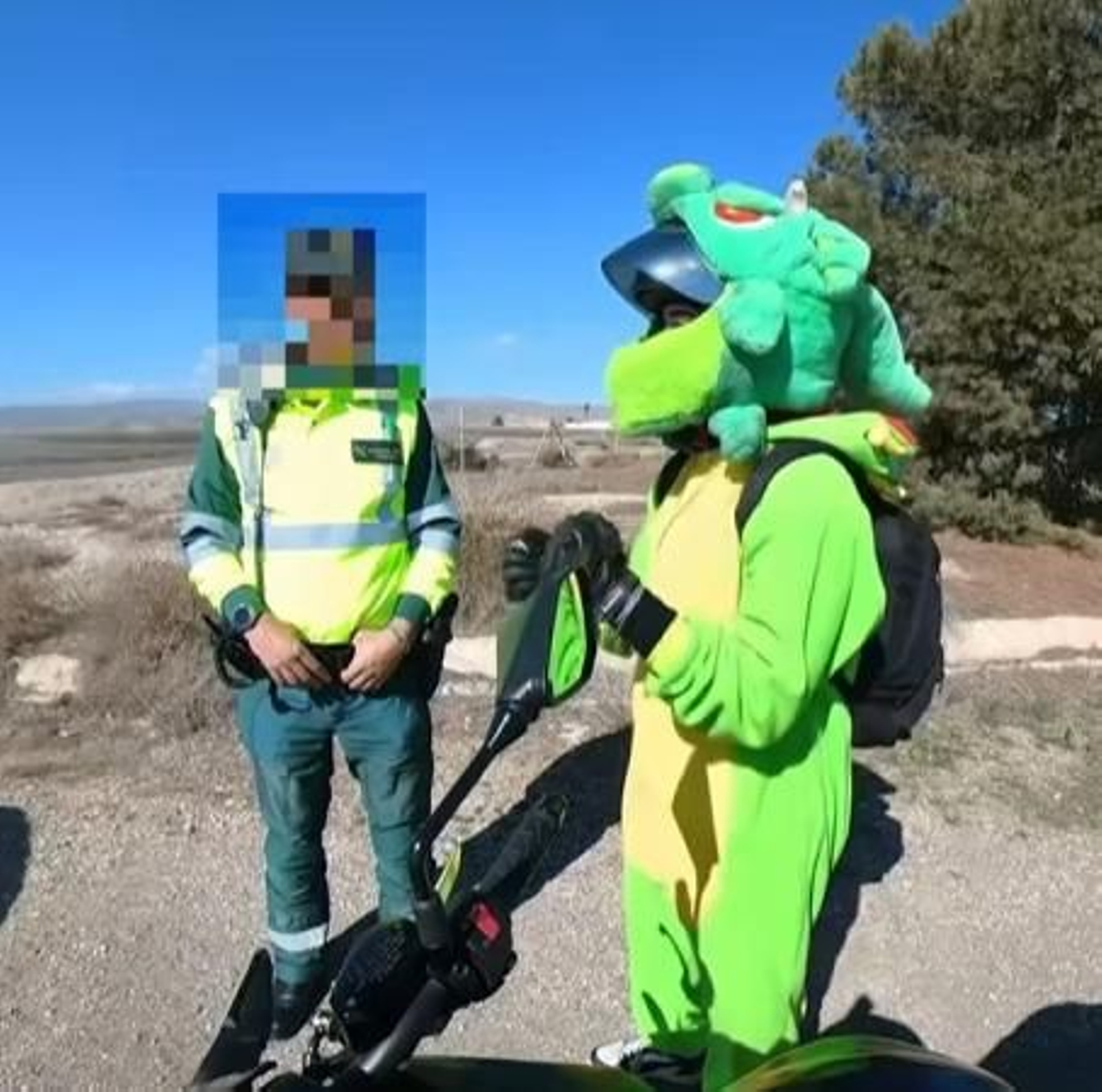 Disfraz del motorista, junto al guardia civil.