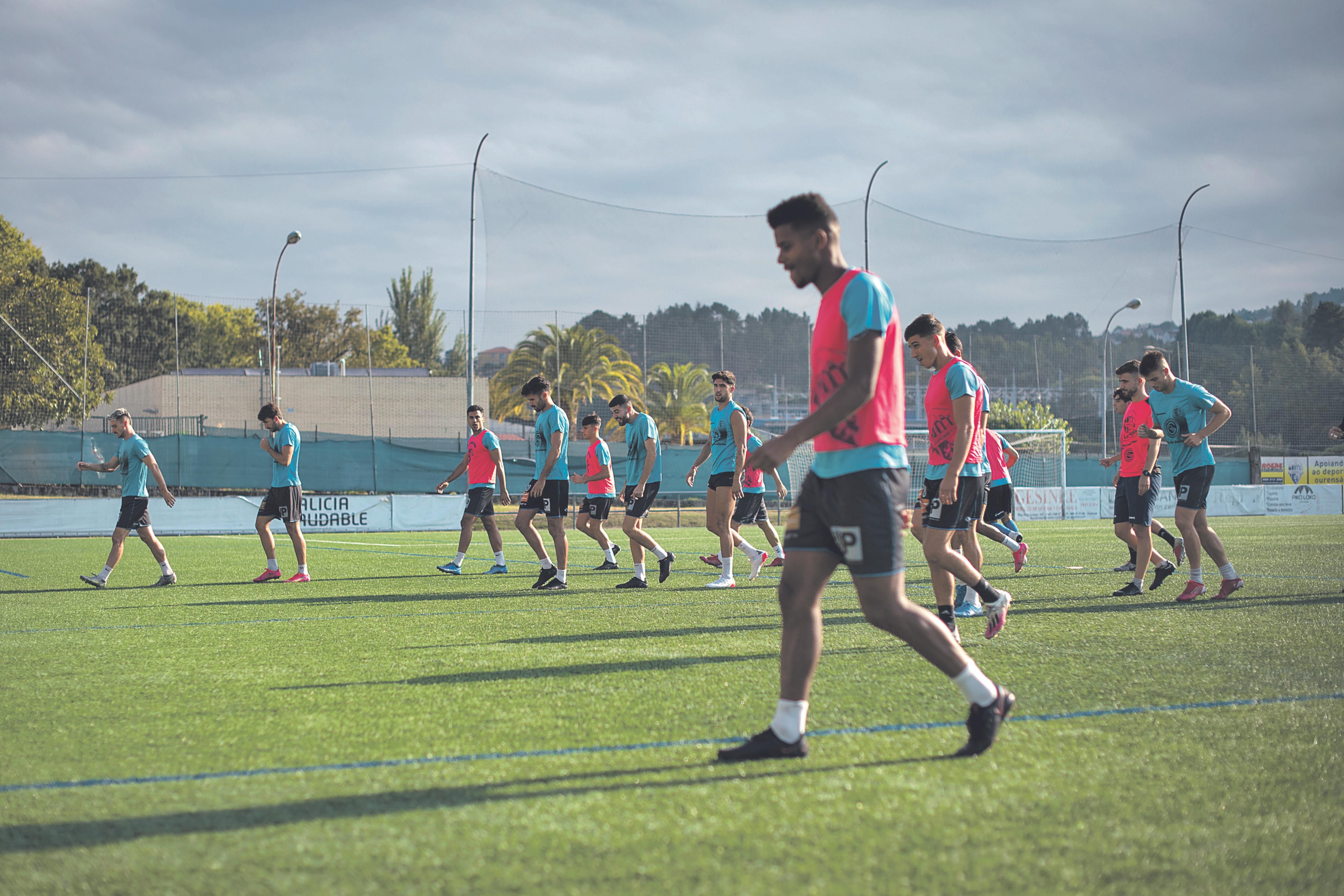 Uno de los últimos entrenamientos de esta semana del Ourense CF en el sintético de Oira.