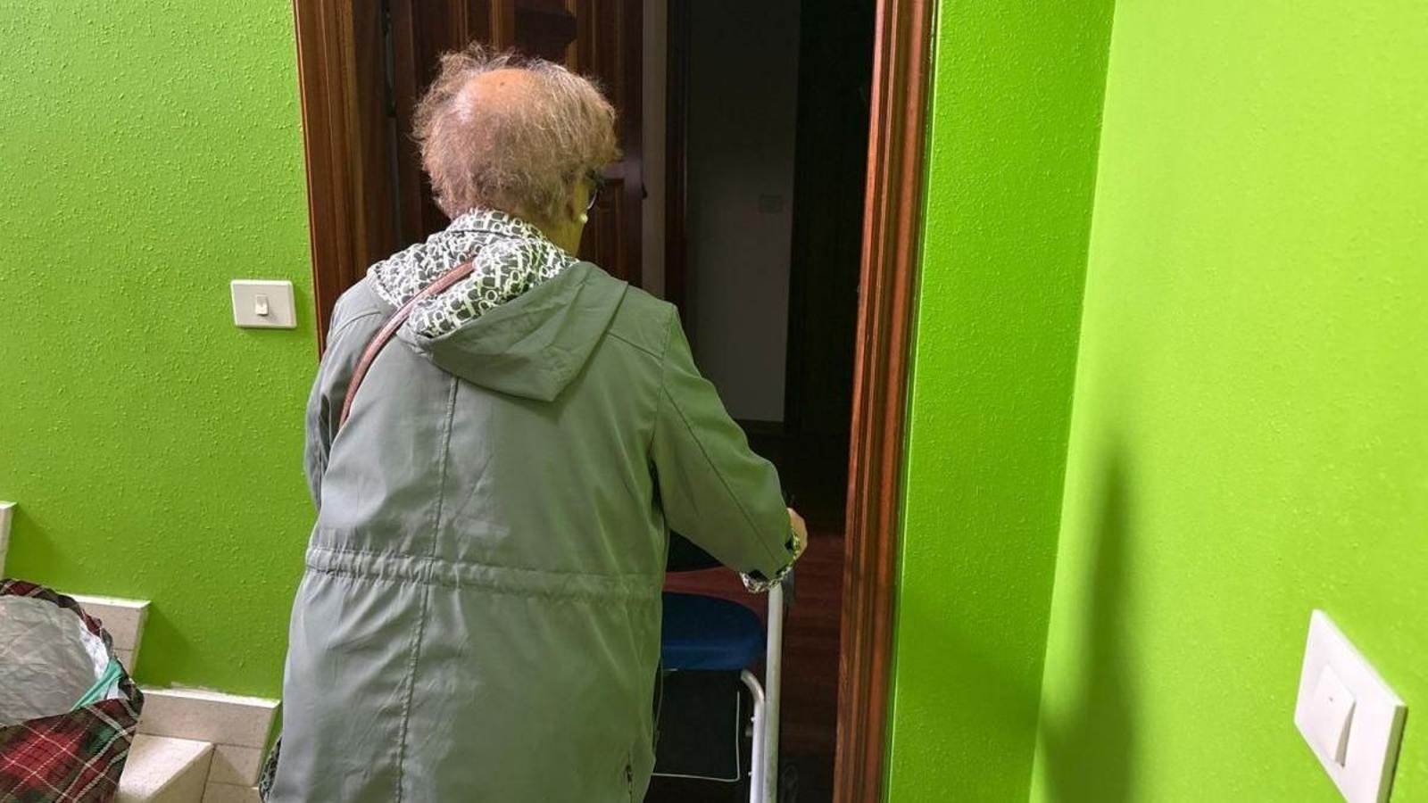 La vecina de Cangas accediendo ayer a la que es su vivienda desde hace 16 años.