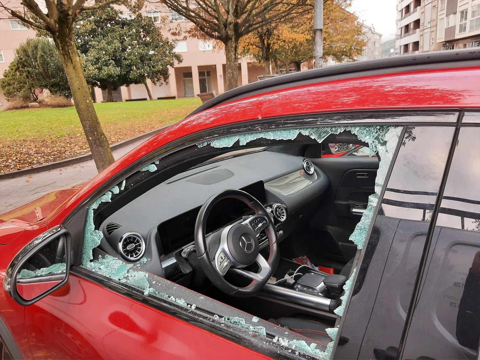 Robo con fuerza en un coche aparcado en el barrio de A Ponte.