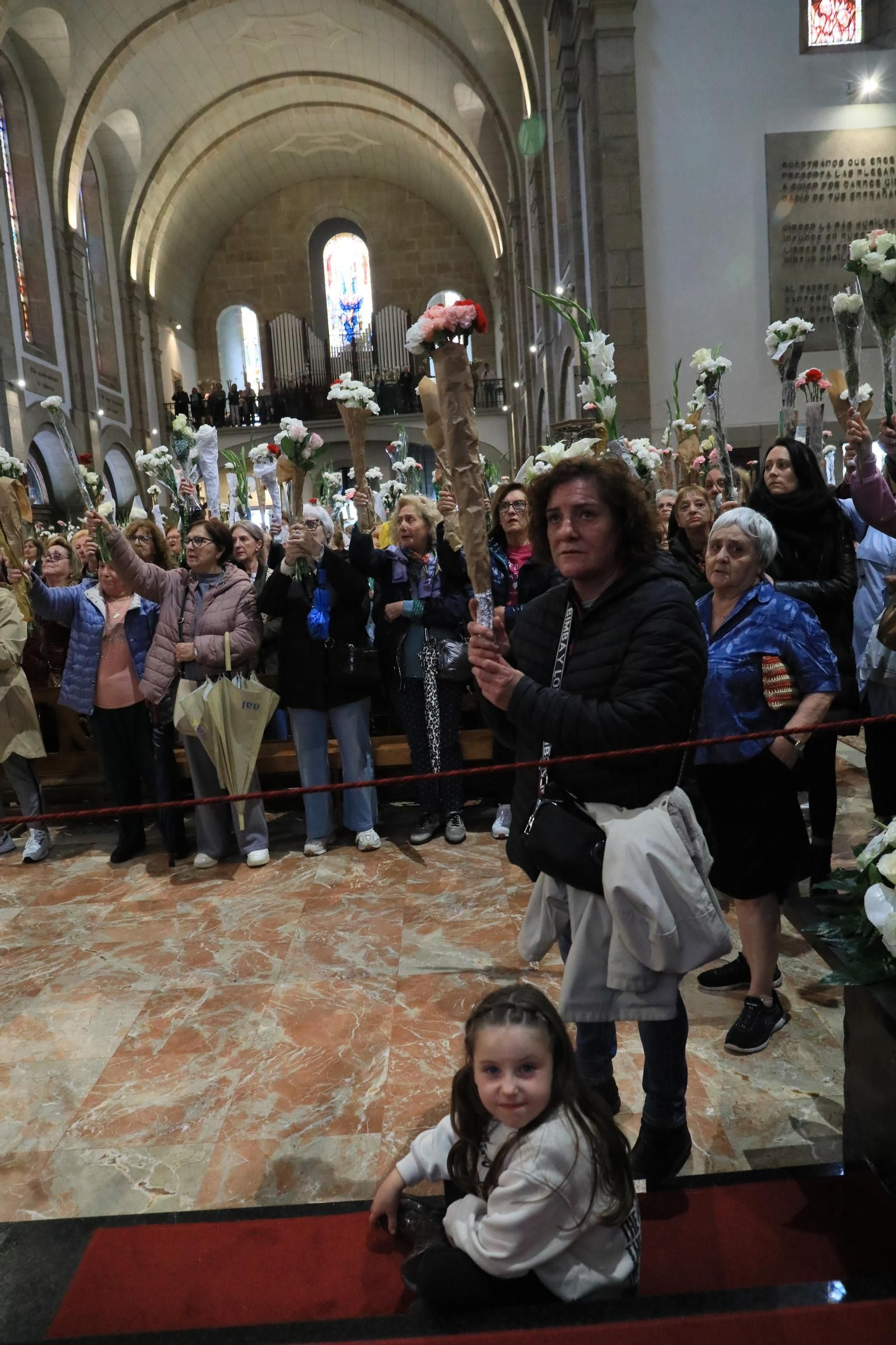 Galería | Las madres ofrecen sus flores un año más a la Virgen de Fátima, en fotos