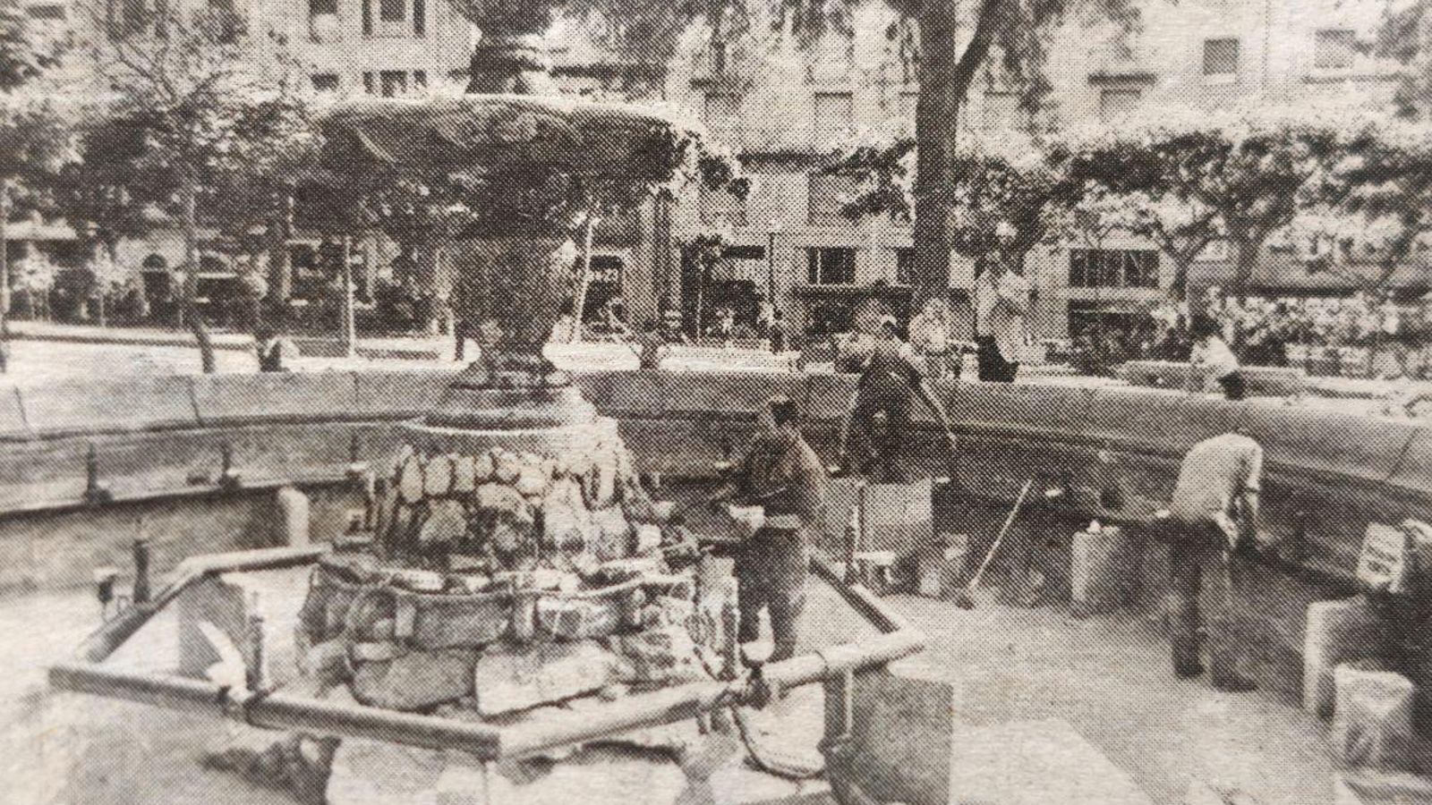 Operarios trabajando en la fuente del Parque de San Lázaro.