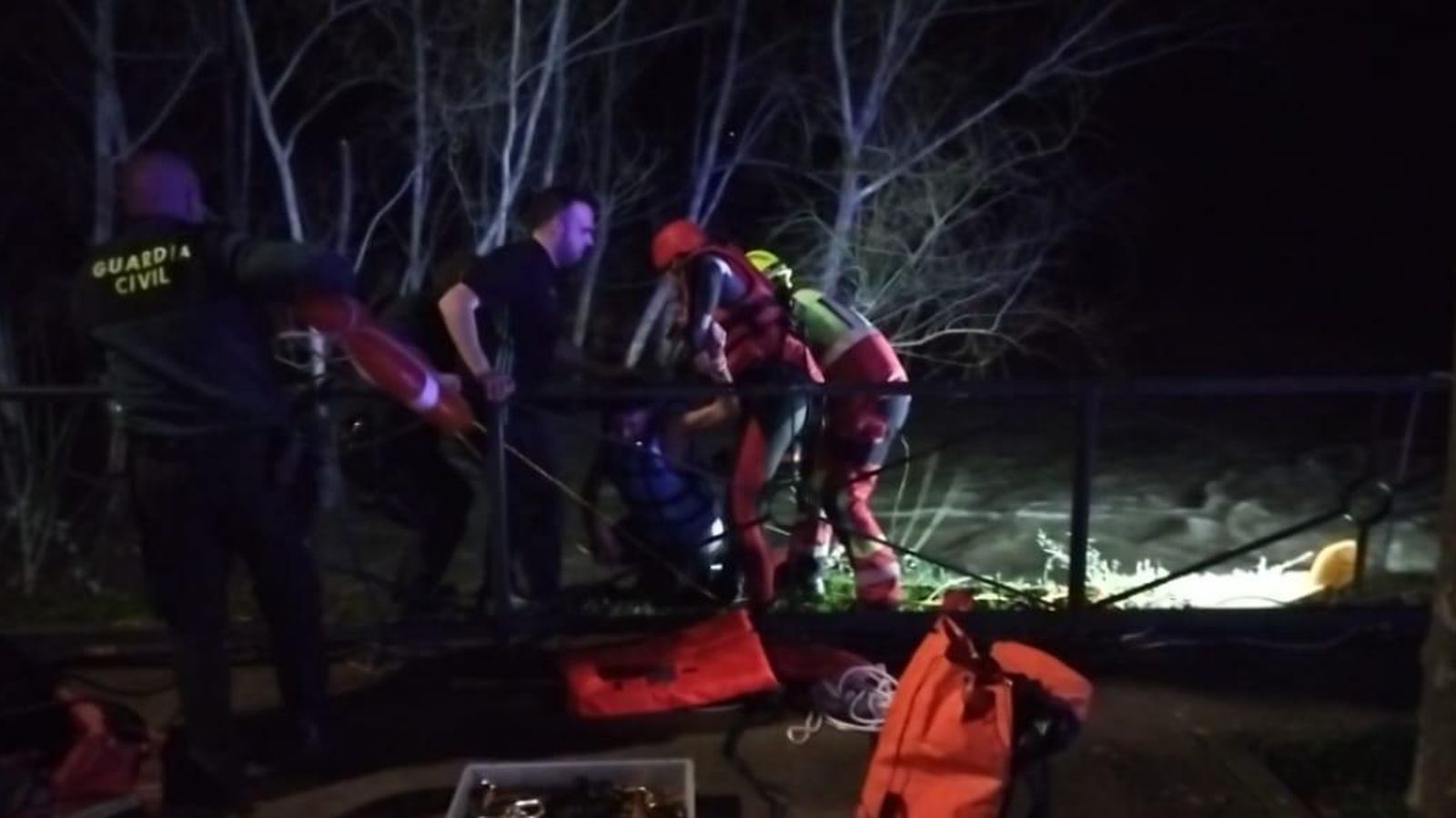 Momento del rescate del menor atrapado en el Sil este miércoles