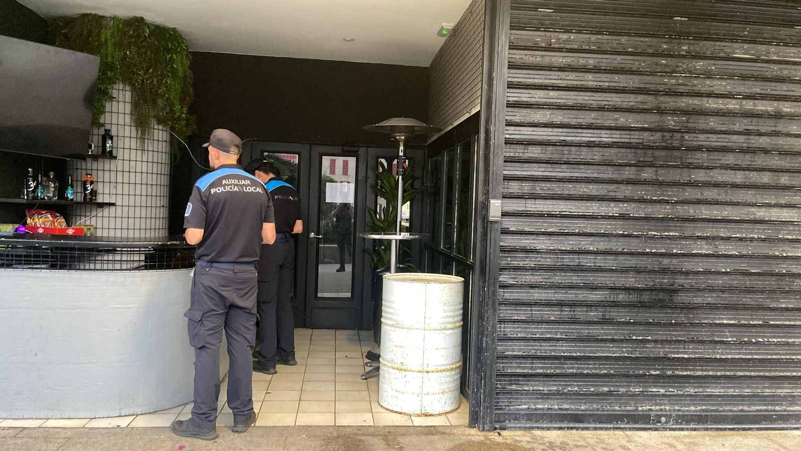 La policía de Sanxenxo durante el precinto del bar.