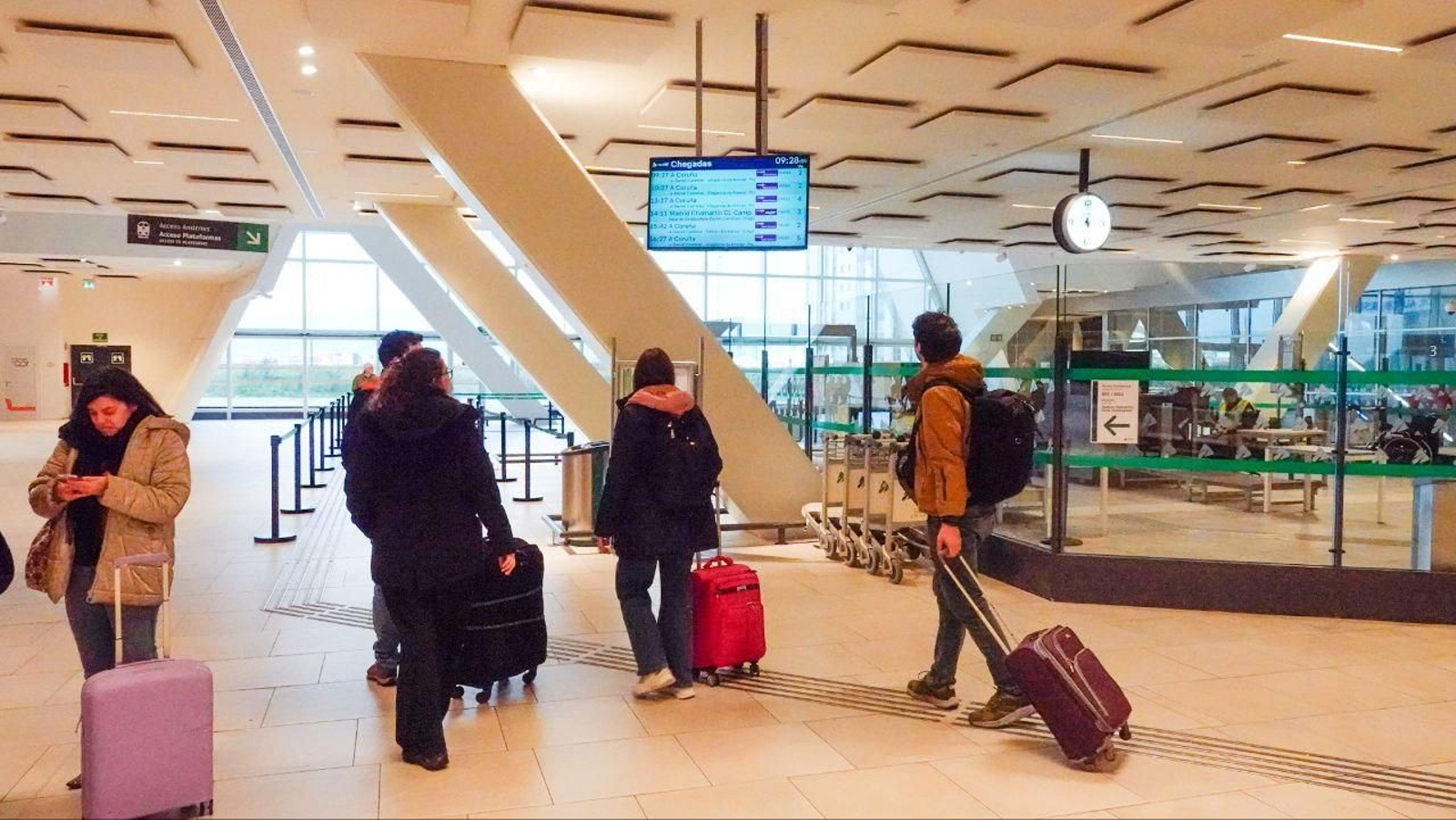 Pasajeros en la estación de Vigo-Guixar, este domingo.