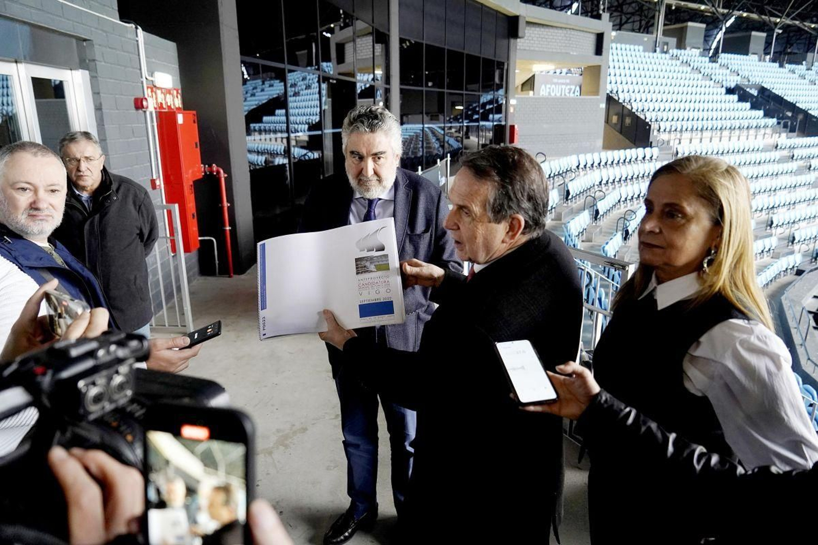 Abel Caballero muestra el proyecto de Balaídos como sede ante la mirada de Rodríguez Uribes, en la visita que hizo el mandatario al campo vigués el pasado 5 de marzo.