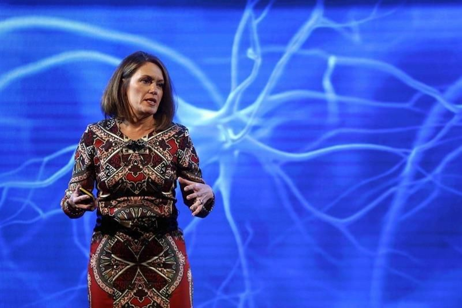 La vicepresidenta ejecutiva de Desarrollo de negocio de Microsoft, Peggy Johnson durante la presentación de "Aura"