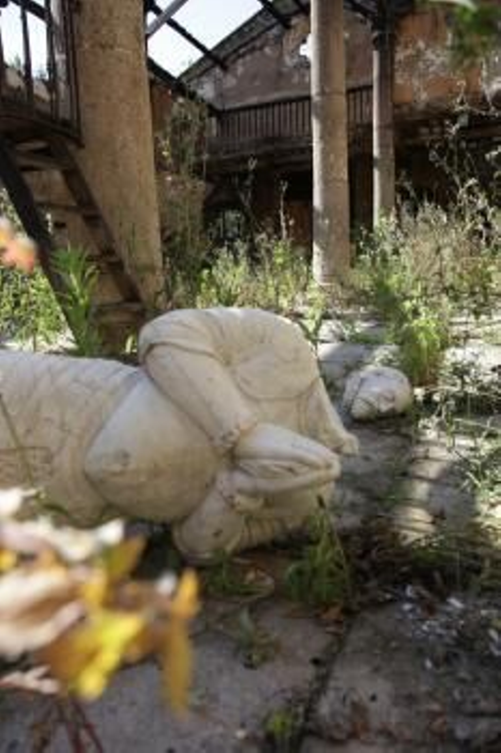 La estatua del siglo XVI fracturada en la ermita de Os Remedios.  (Foto: J.Paz)
