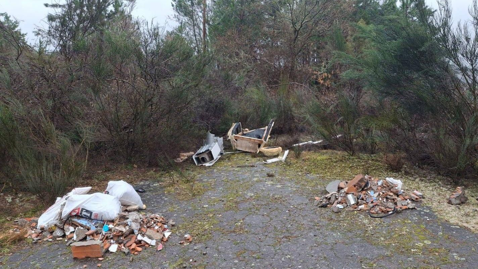 Vertedura ilegal nun monte do Riós.