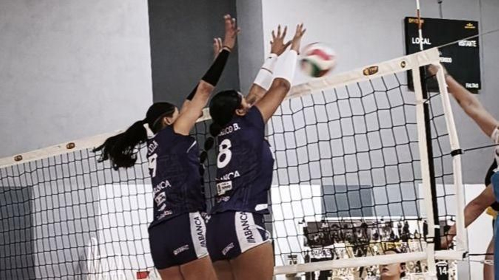 Carolina Franco bloquea un balón en la red.