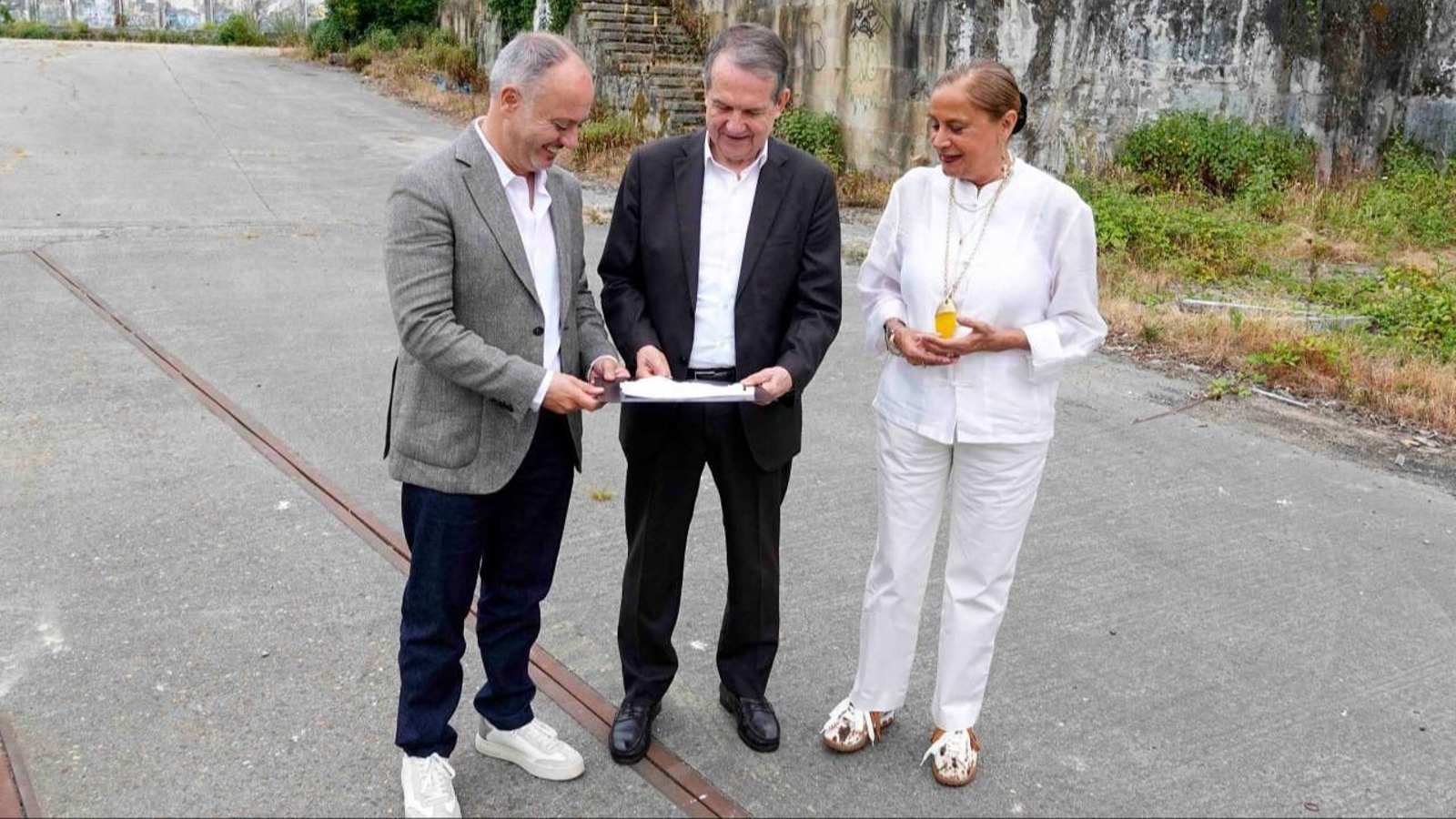 El alcalde Abel Caballero y la teniente de alcalde Carmela Silva, junto al delegado de Zona Franca David Regades.