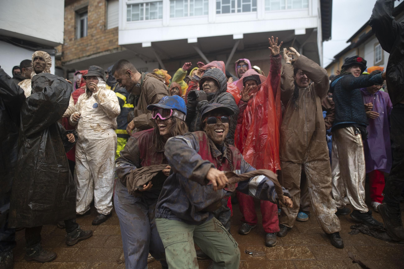 Galería | La farrapada conquista Laza antes de la salida de los Peliqueiros