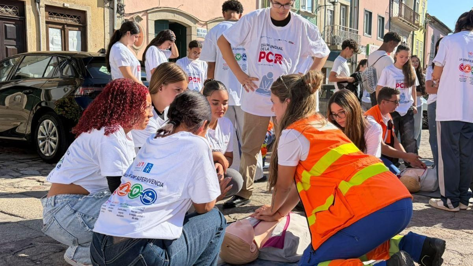 Una de las monitoras muestra a los jóvenes cómo llevar a cabo una reanimación cardiopulmonar.