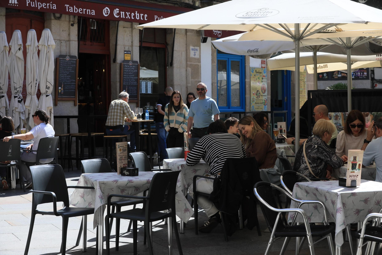 Galería | Los ourensanos salen a la calle y llenan las terrazas por el Día del Padre