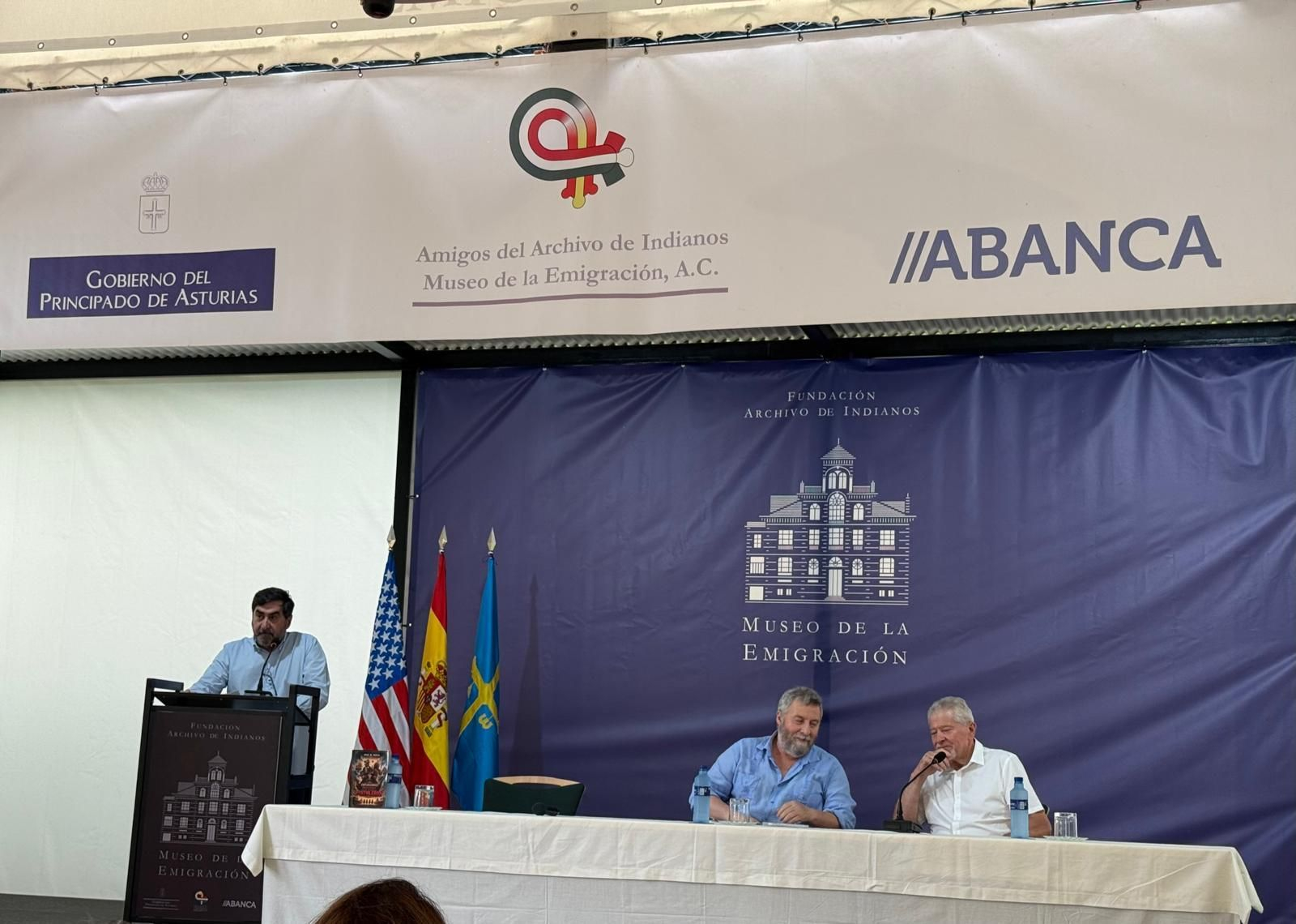 El autor (primero por la derecha) y los ponentes durante la presentación del libro