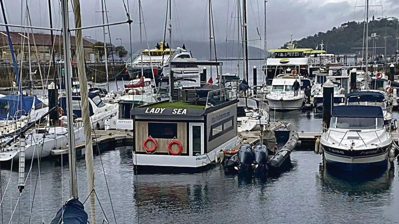 Imagen del “Lady Sea”, barco apartamento, que permanece amarrado en el puerto deportivo del Náutico.