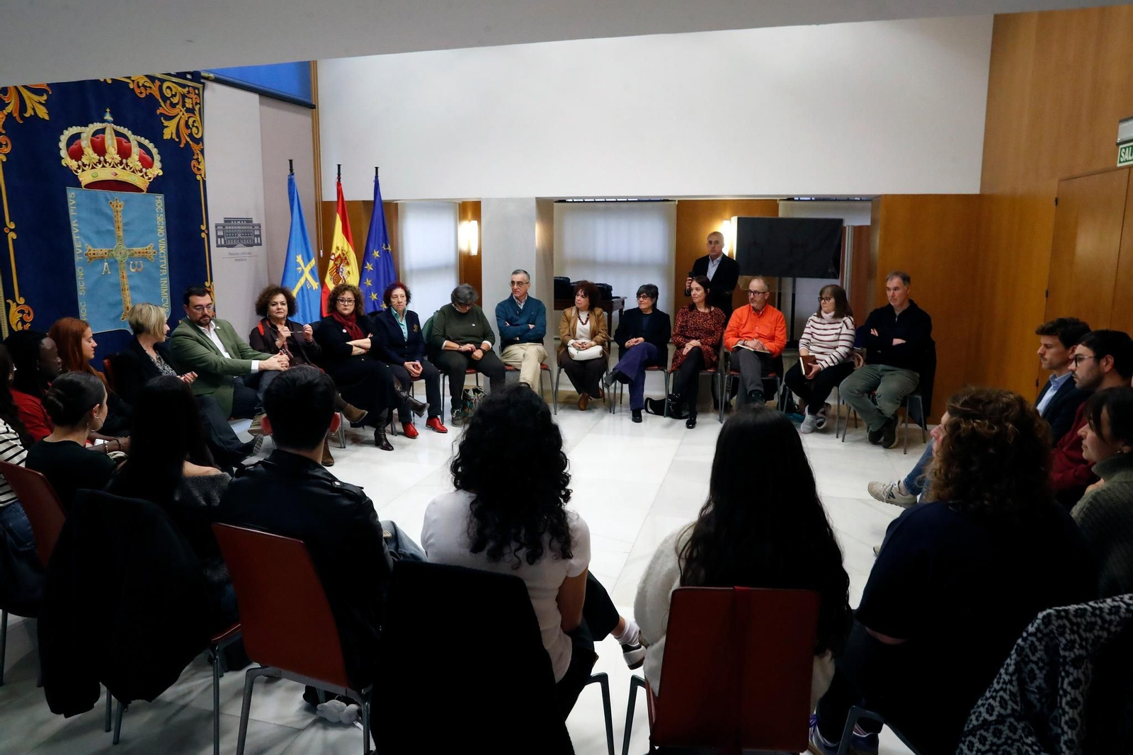Los jóvenes con el presidente del Principado