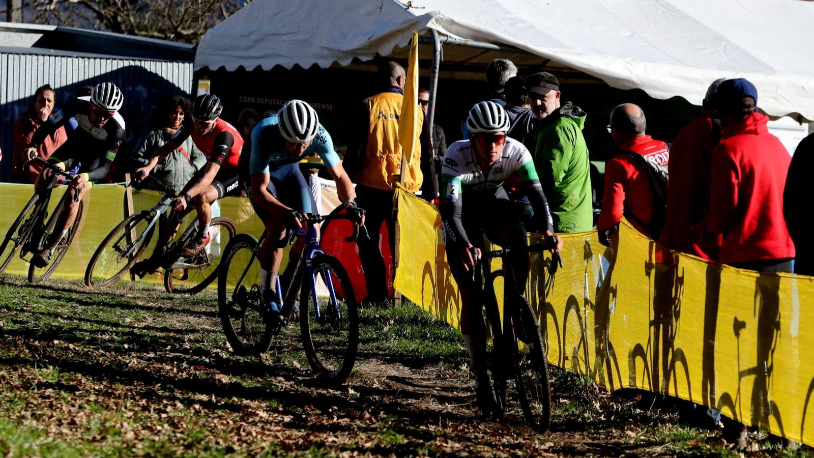 Iván Feijóo lidera a proba masculina por diante de Samuel González con Miguel Rodríguez, que gañou, na cuarta praza.