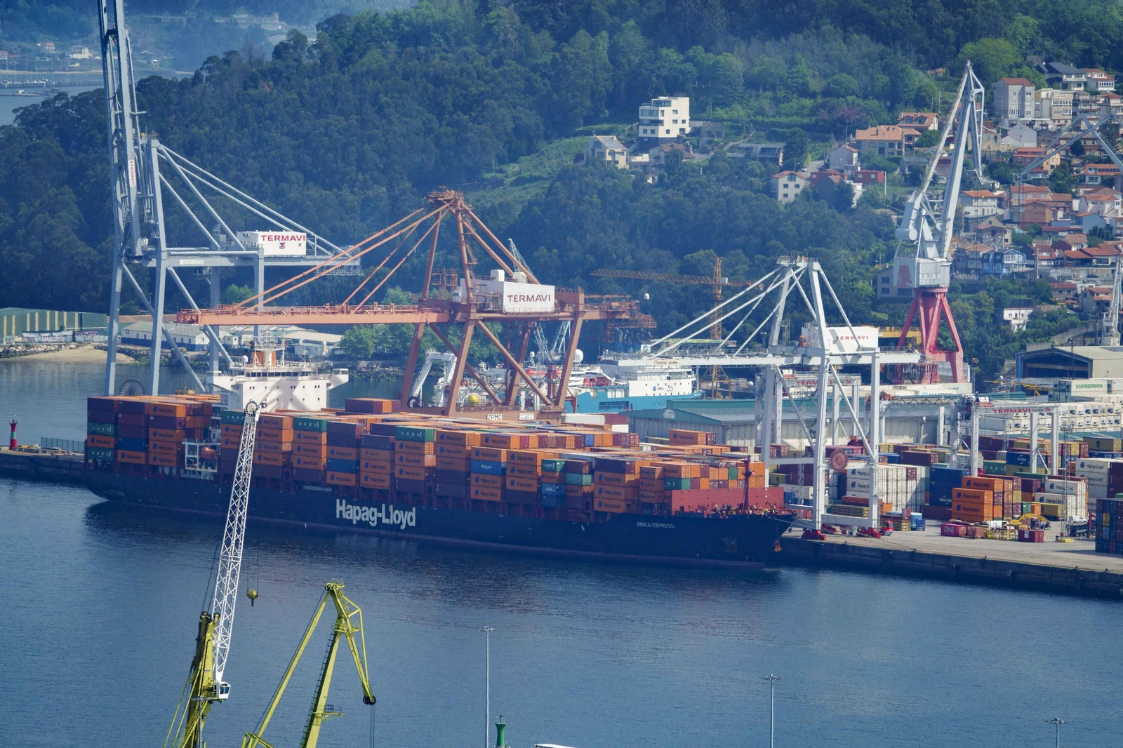 Un portacontenedores gigante operando en la terminal de Guixar.