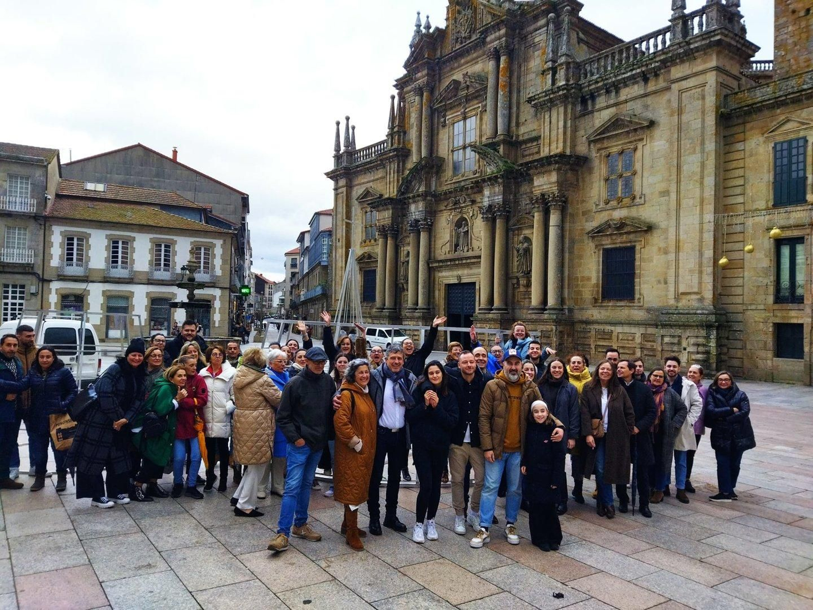 Vecinos y autoridades tras conocerse el resultado en la Praza Maior. Laura Fernández
