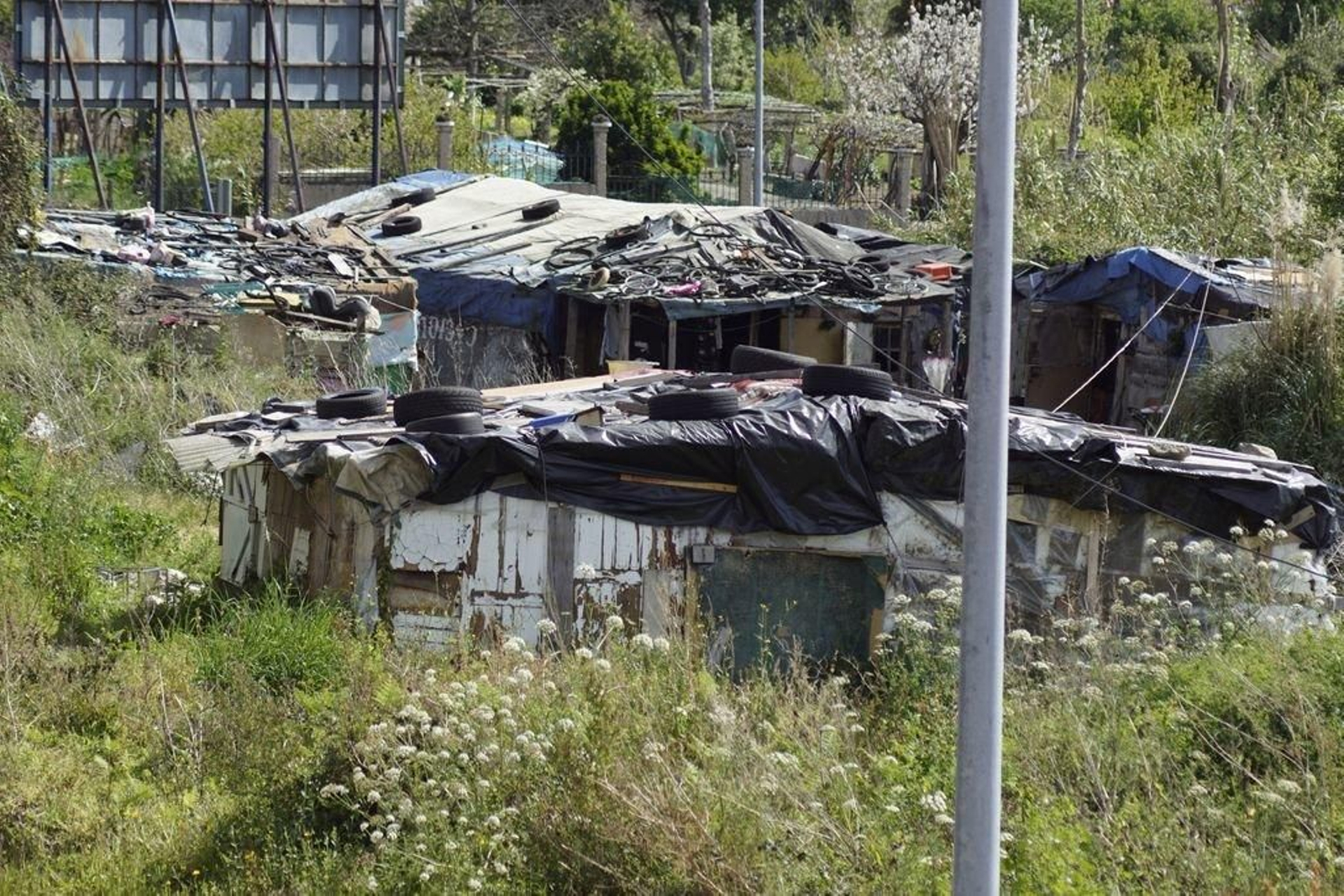 Imagen de las edificaciones caseras que han levantado las seis familias residentes.