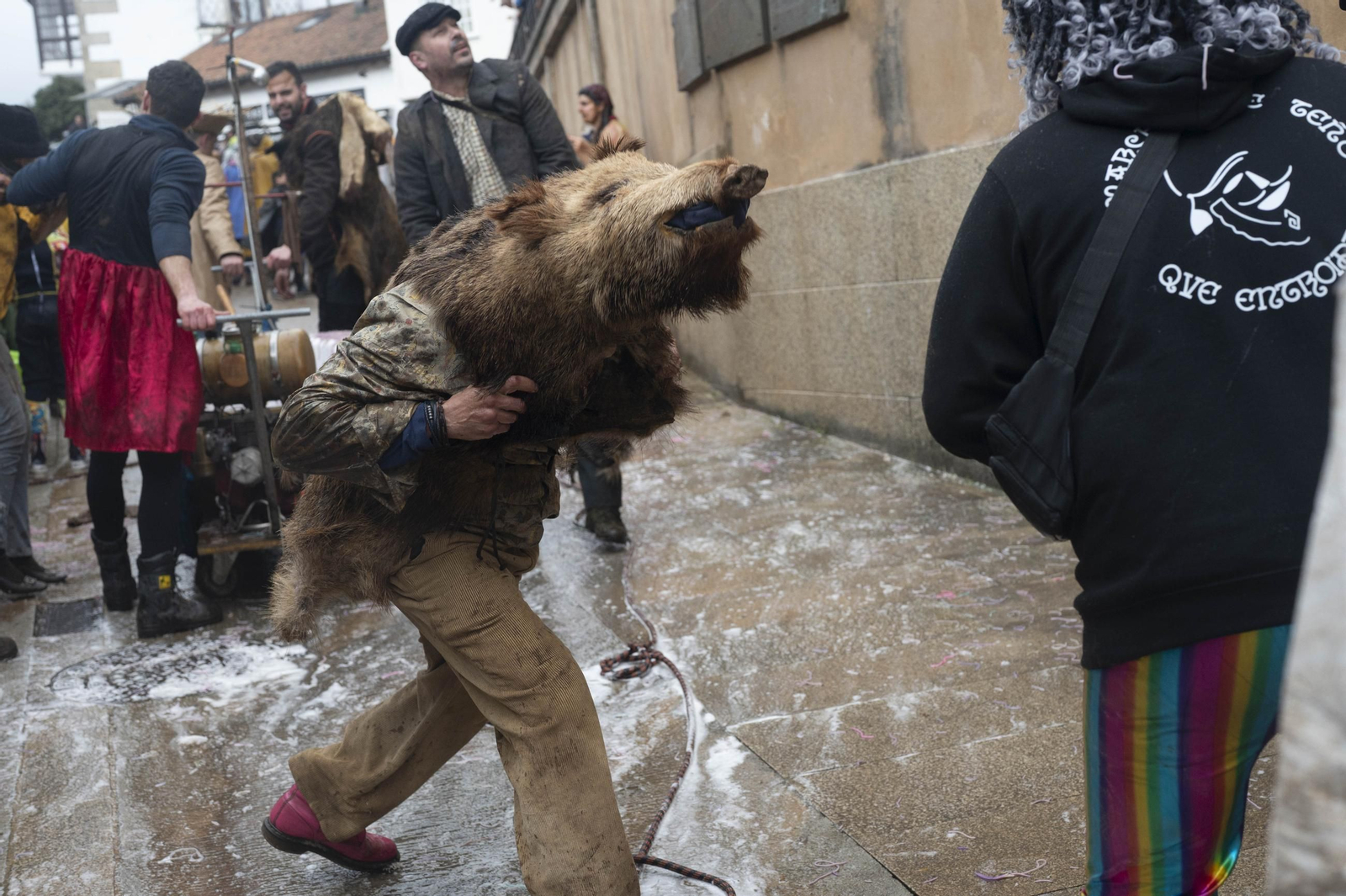 Galería | La farrapada conquista Laza antes de la salida de los Peliqueiros