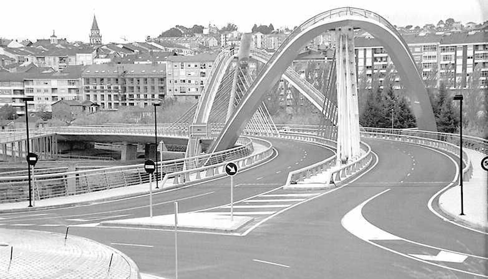 La construcción del emblemático Puente del Milenio hace 25 años cambiaba el skyline de Ourense, en fotos