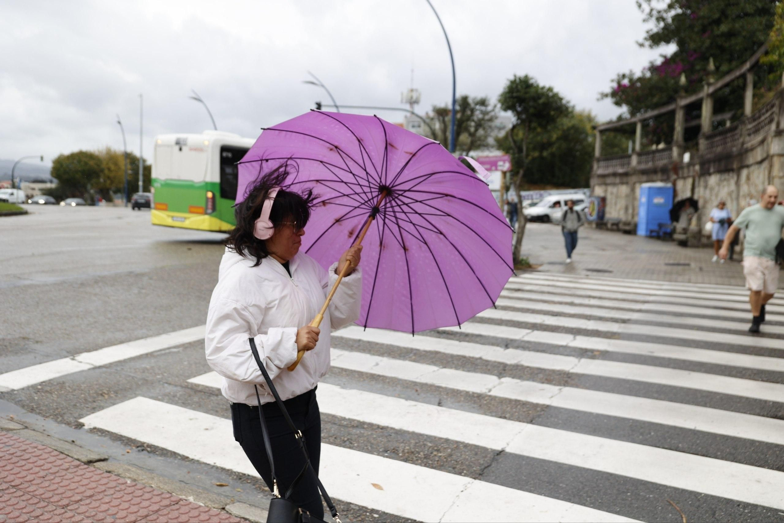 Galería | Árboles y mobiliario urbano sufren el primer temporal del otoño en Vigo