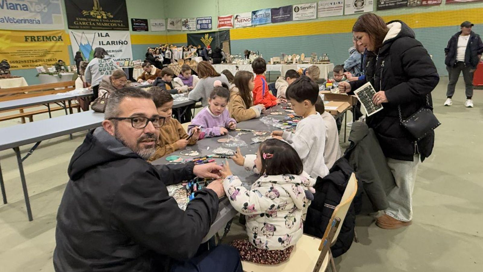 Pequeños y mayores disfrutaron de un taller de bolas de Navidad.