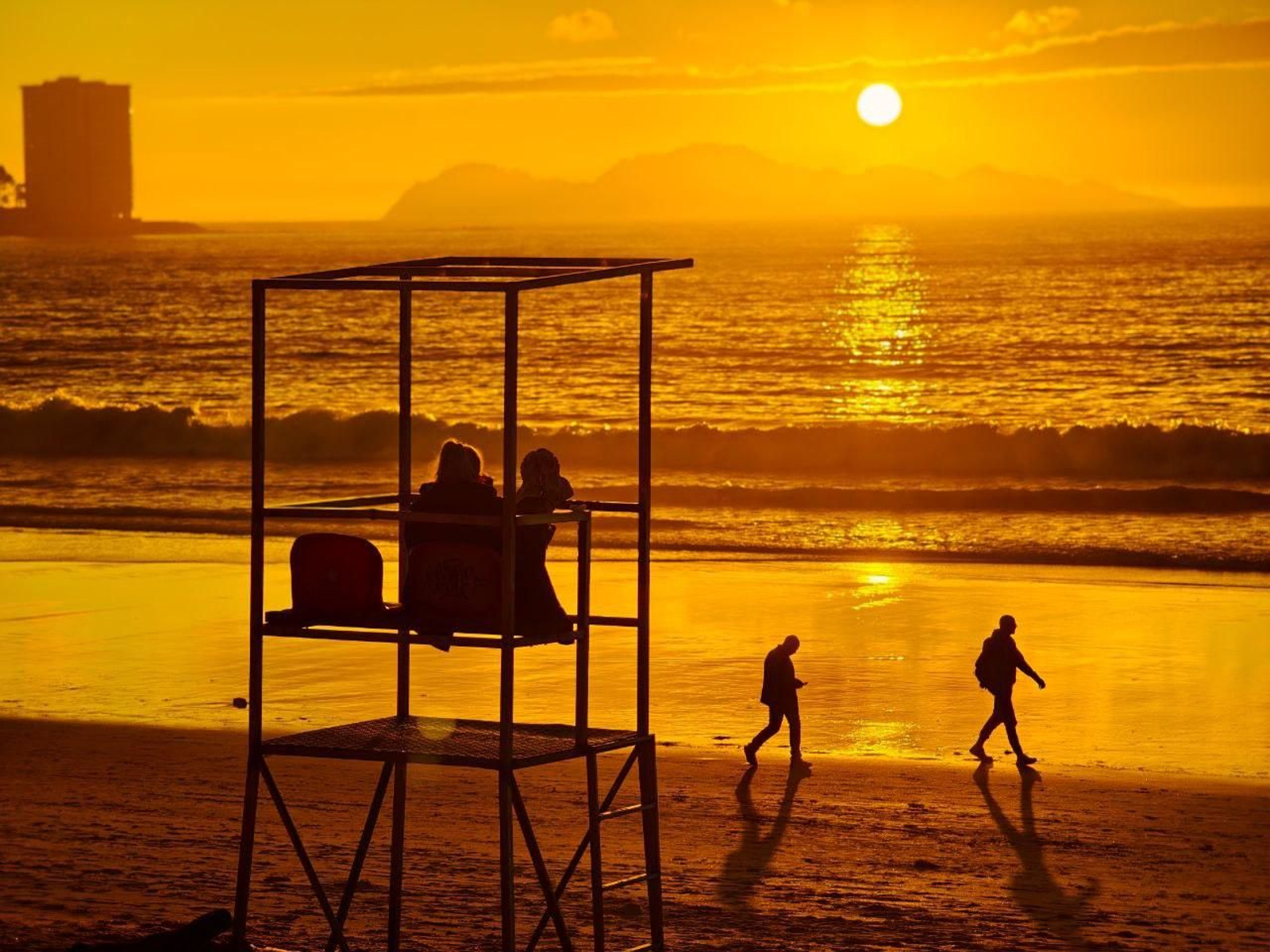 Imagen de la playa de Samil al atardecer en una de las tardes de este mes de abril.