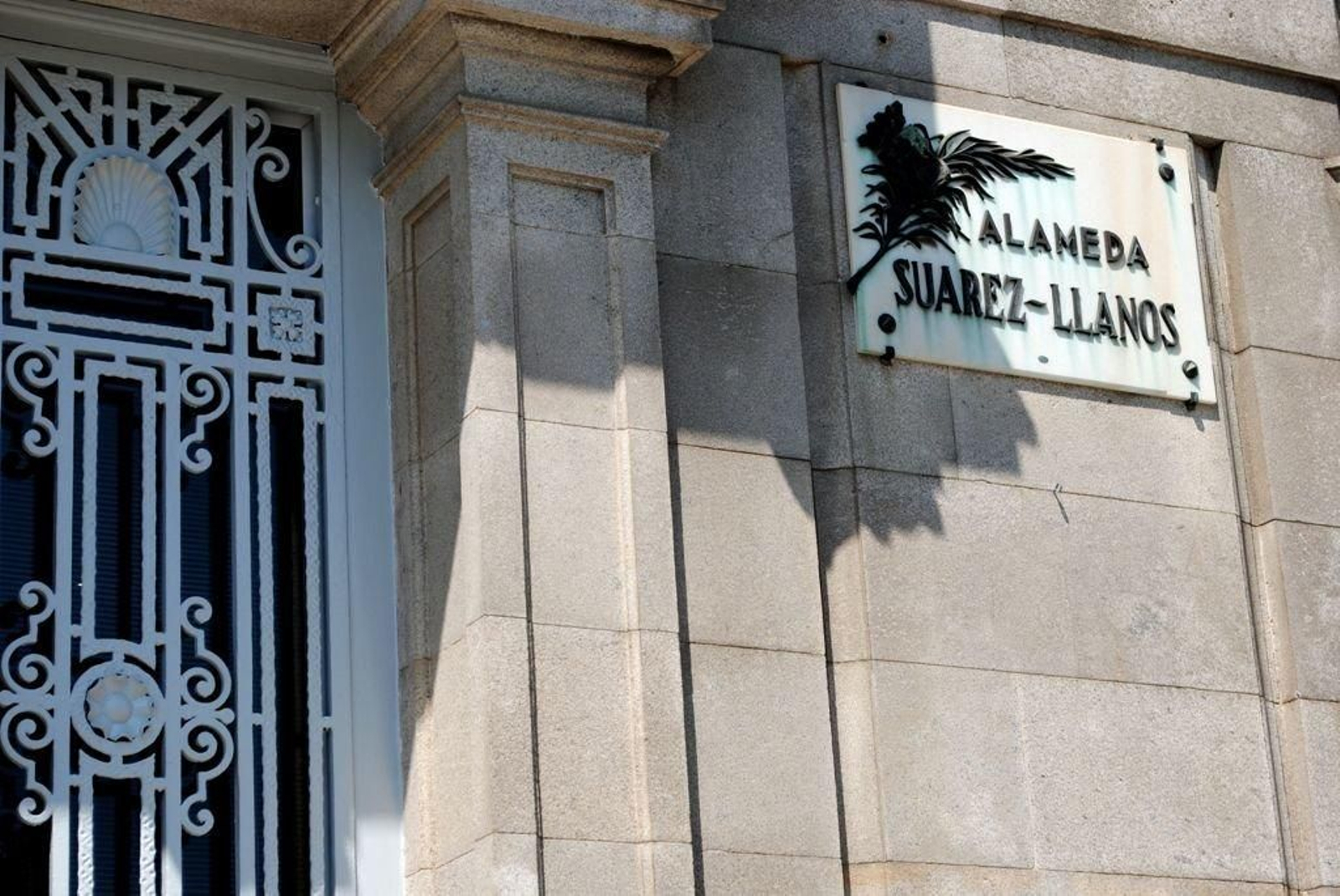 La placa que recuerda a Suárez- Llanos en Bouzas.