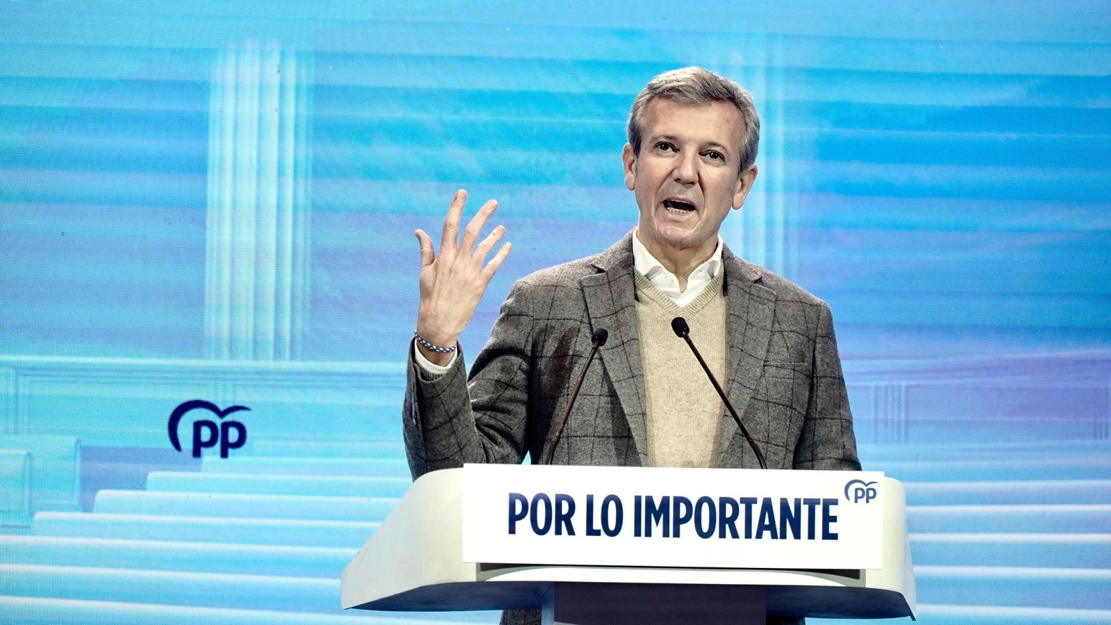 El presidente de la Xunta de Galicia, Alfonso Rueda, interviene durante el acto de clausura de la 28 Interparlamentaria del PP