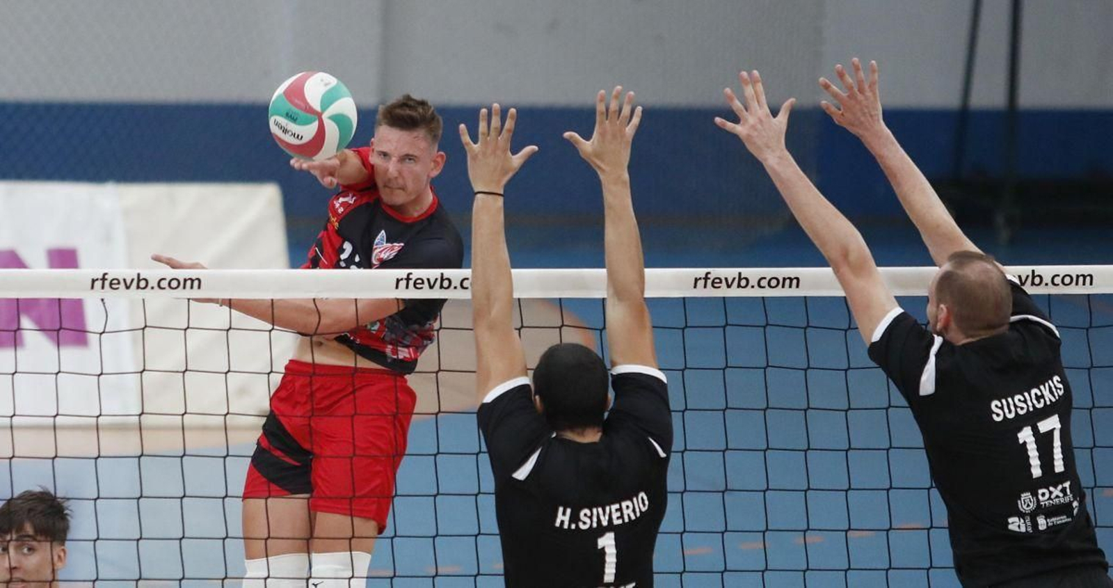 El pabellón de Coia vivió un intenso primer partido de la temporada, con victoria local.