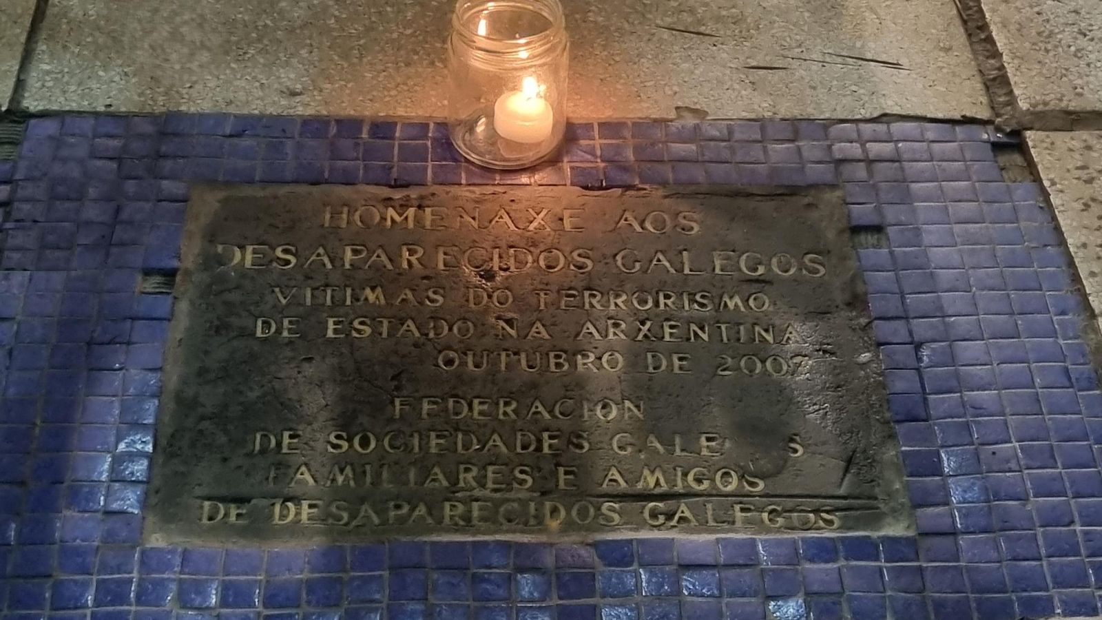 Junto a la antorcha que vela el recuerdo de los gallegos desaparecidos, víctimas de la Dictadura producto del golpe del 24 de marzo de 1976