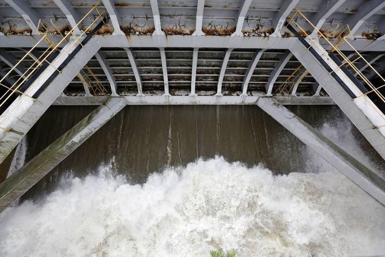 La gente observa el temporal en Oira.