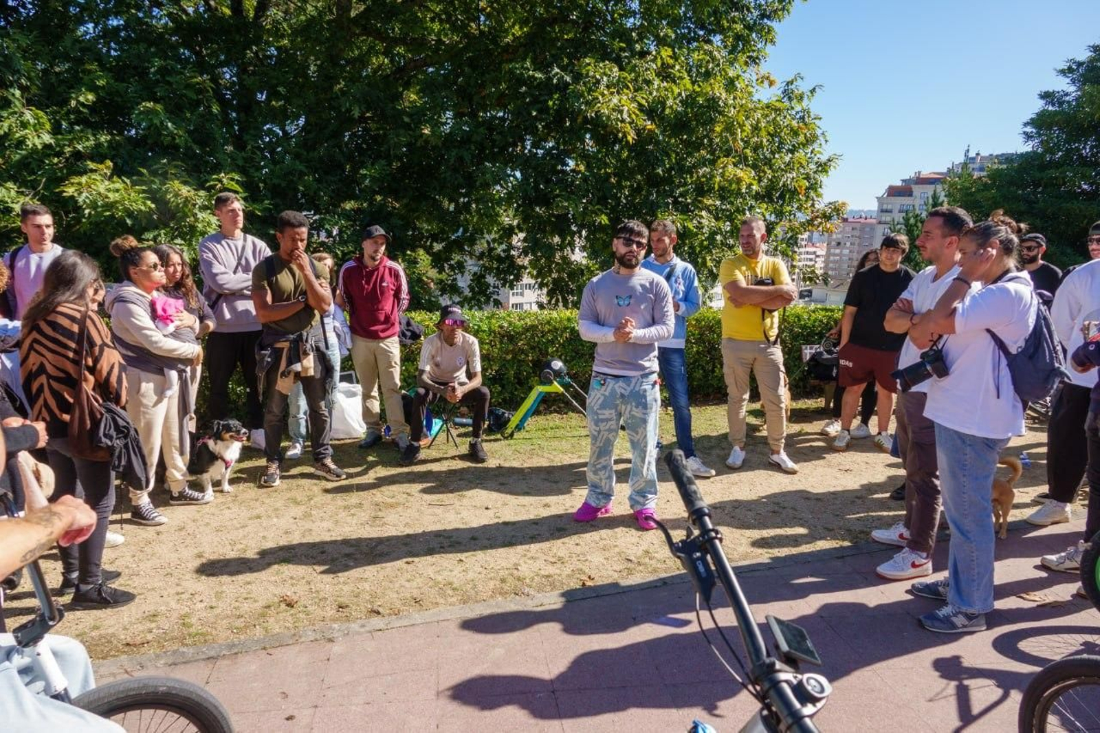 Varios asistentes, entre ellos el hermano de la víctima, ayer en el acto convocado a través de redes sociales y que acudieron con sus bicis y skates.