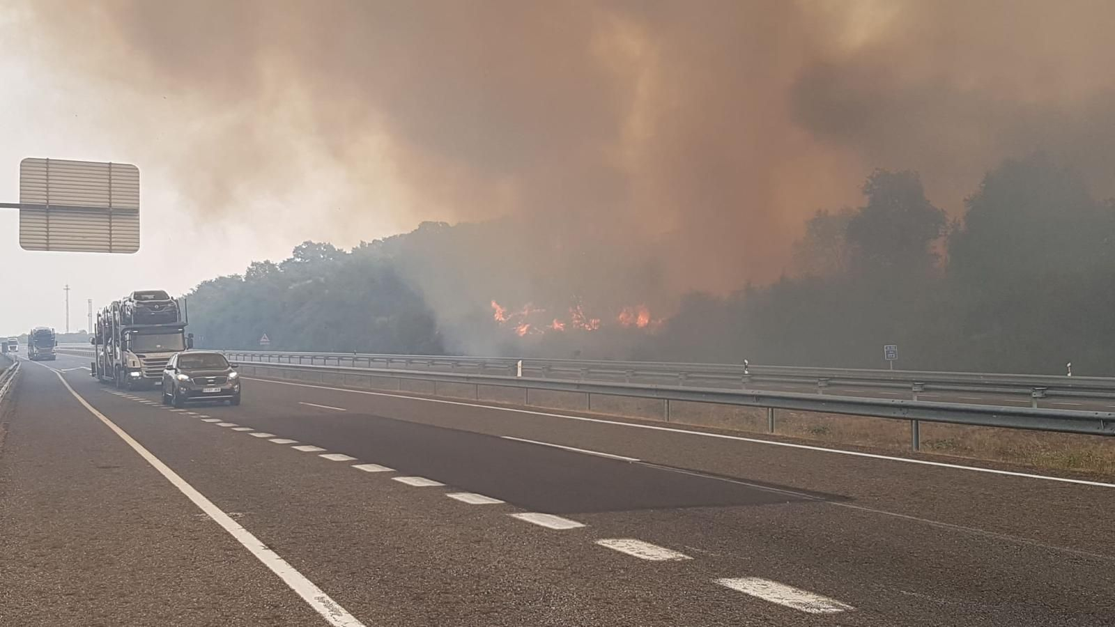 Las llamas, muy próximas a la A-52.