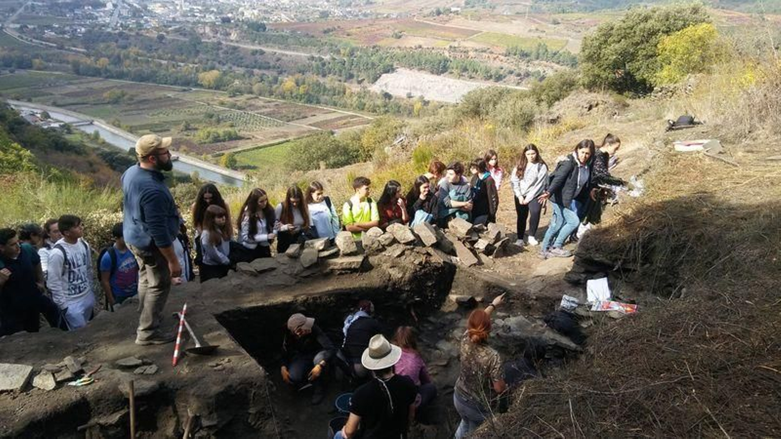 Visita de estudiantes al yacimiento de O Castelo, en Valencia do Sil.