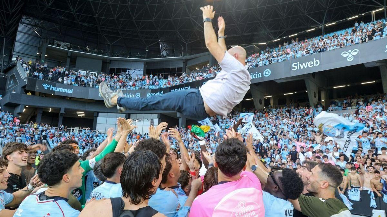 El entrenador morracense fue manteado por sus futbolistas después del pitido final del encuentro.