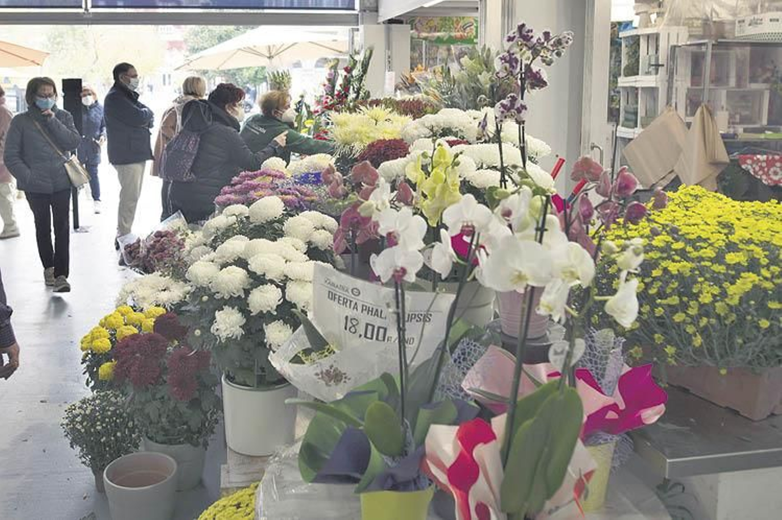 Flores en las afueras del la Plaza de Abastos..JPG_web