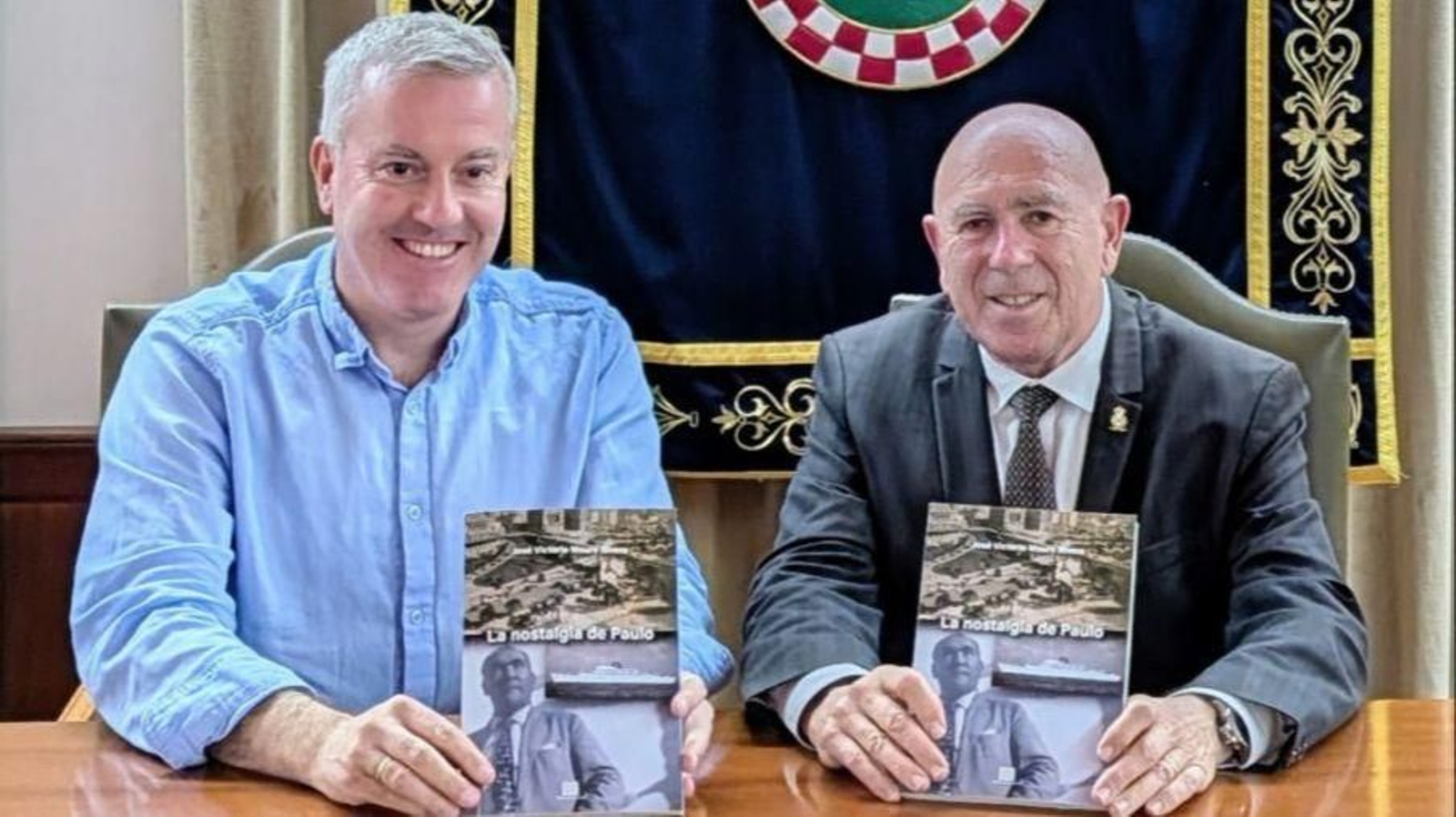Luís Piña y Víctor Moure, presentando su nueva novela en A Cañiza.