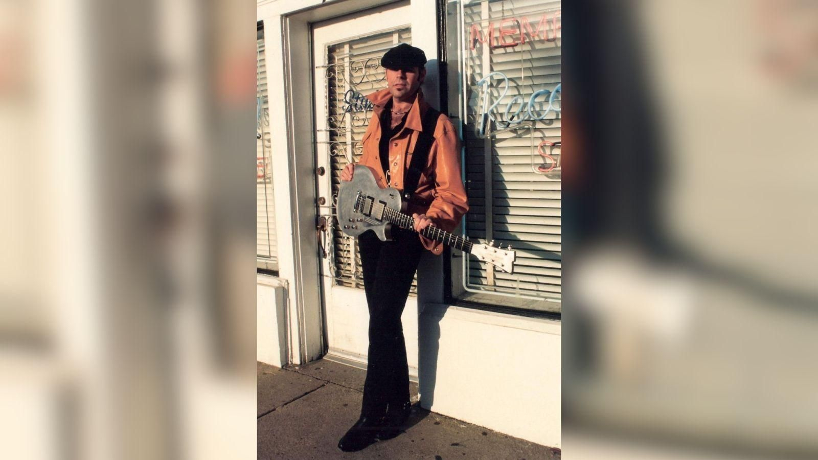 Javier Vargas, guitarrista en Vargas Blues Band y autor de “Historias de la carretera”