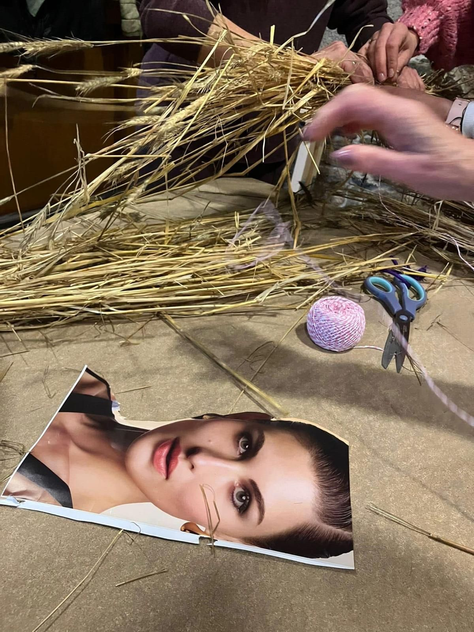 Galería |  A Gudiña crea de nuevo sus  figuras del Entroido