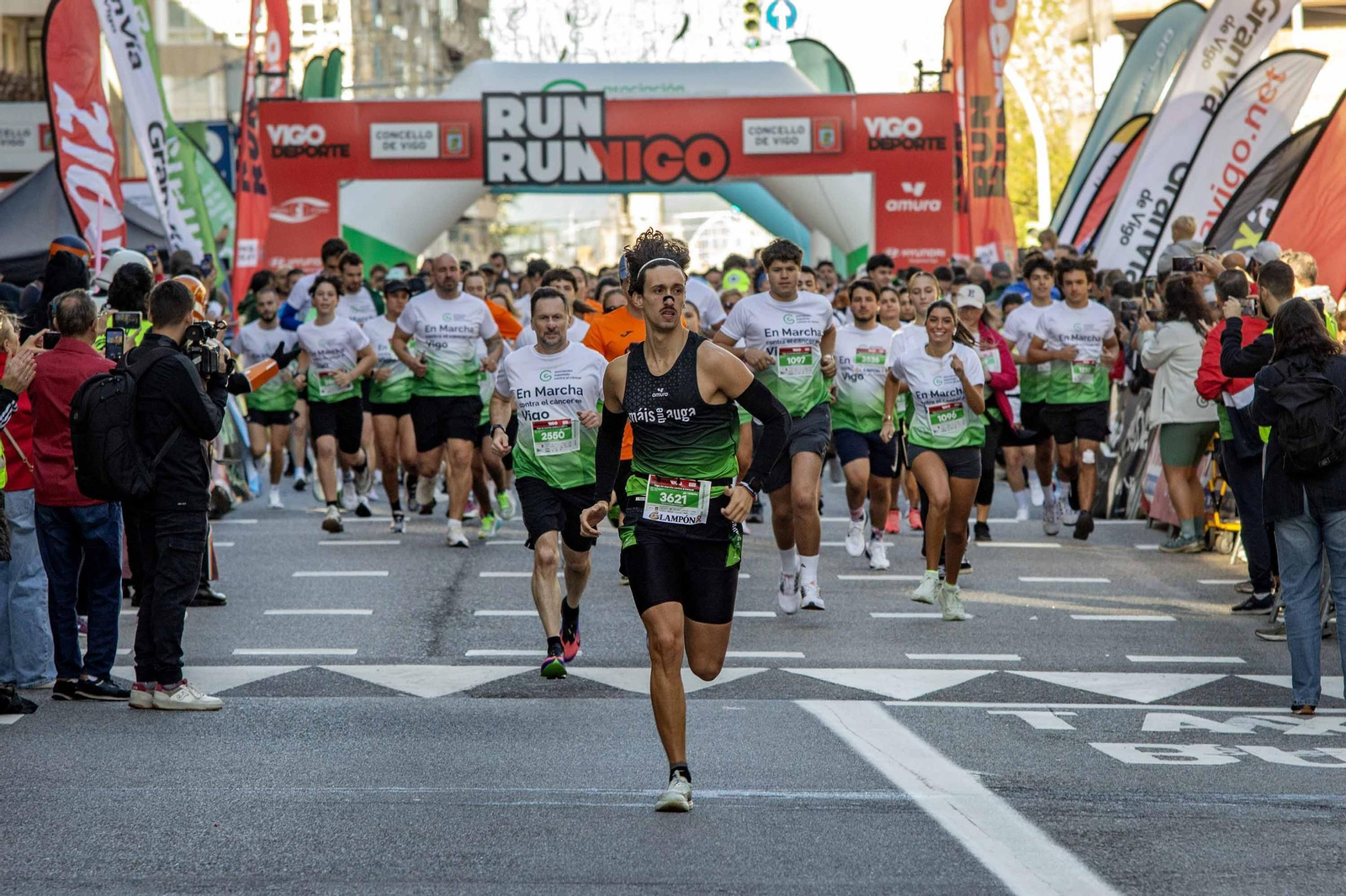 Galería | La Vigo en Marcha contra o Cancro congrega a 3.000 personas en su primera edición