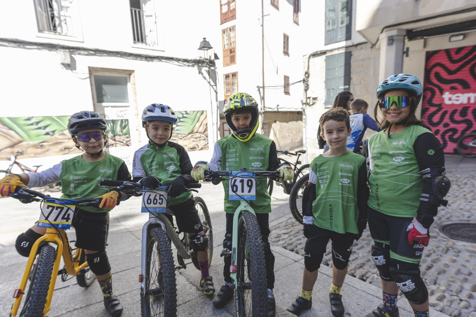 Los bikers, cuesta abajo, pero con frenos por el Casco Vello de Ourense