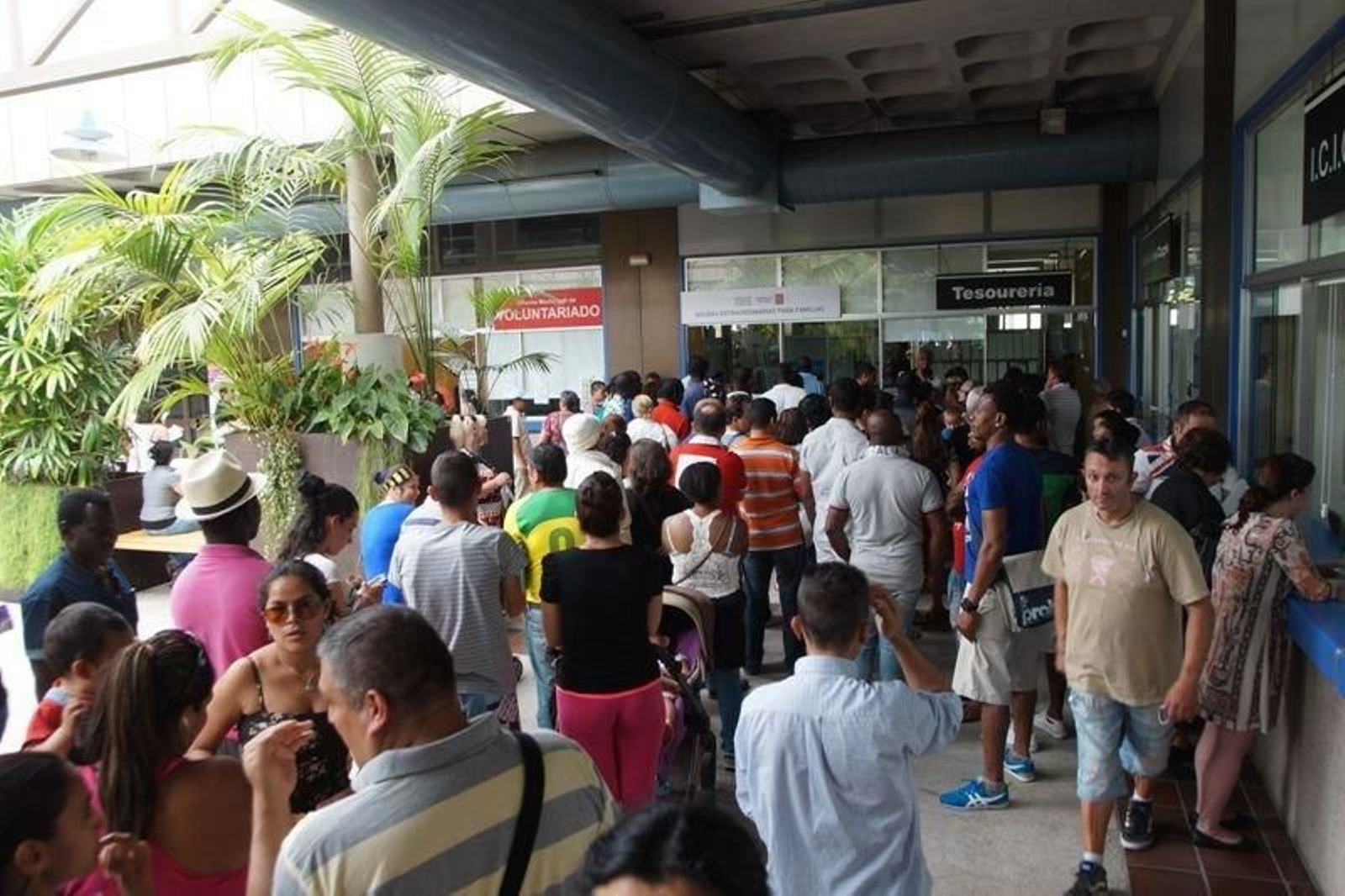 Cientos de personas esperando turno ante la ventanilla municipal para pedir las ayudas.