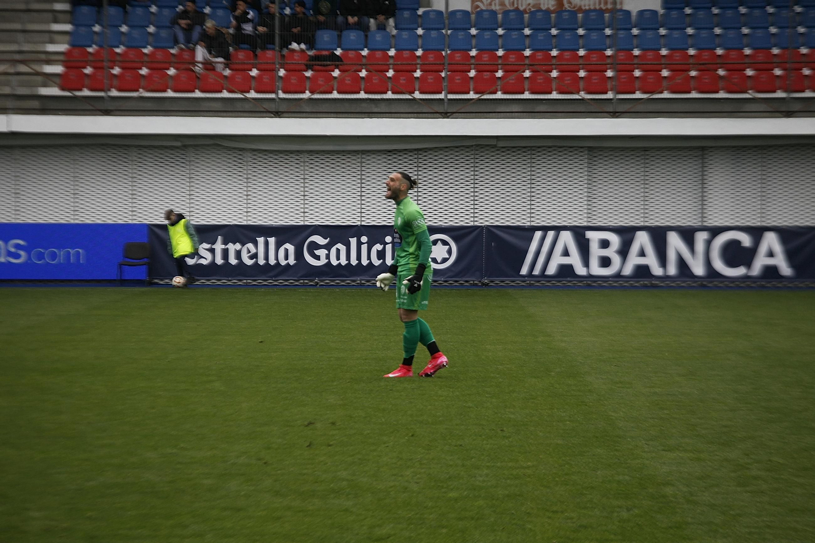Galería | El Ourense CF sumó su primera derrota en el fortín de O Couto