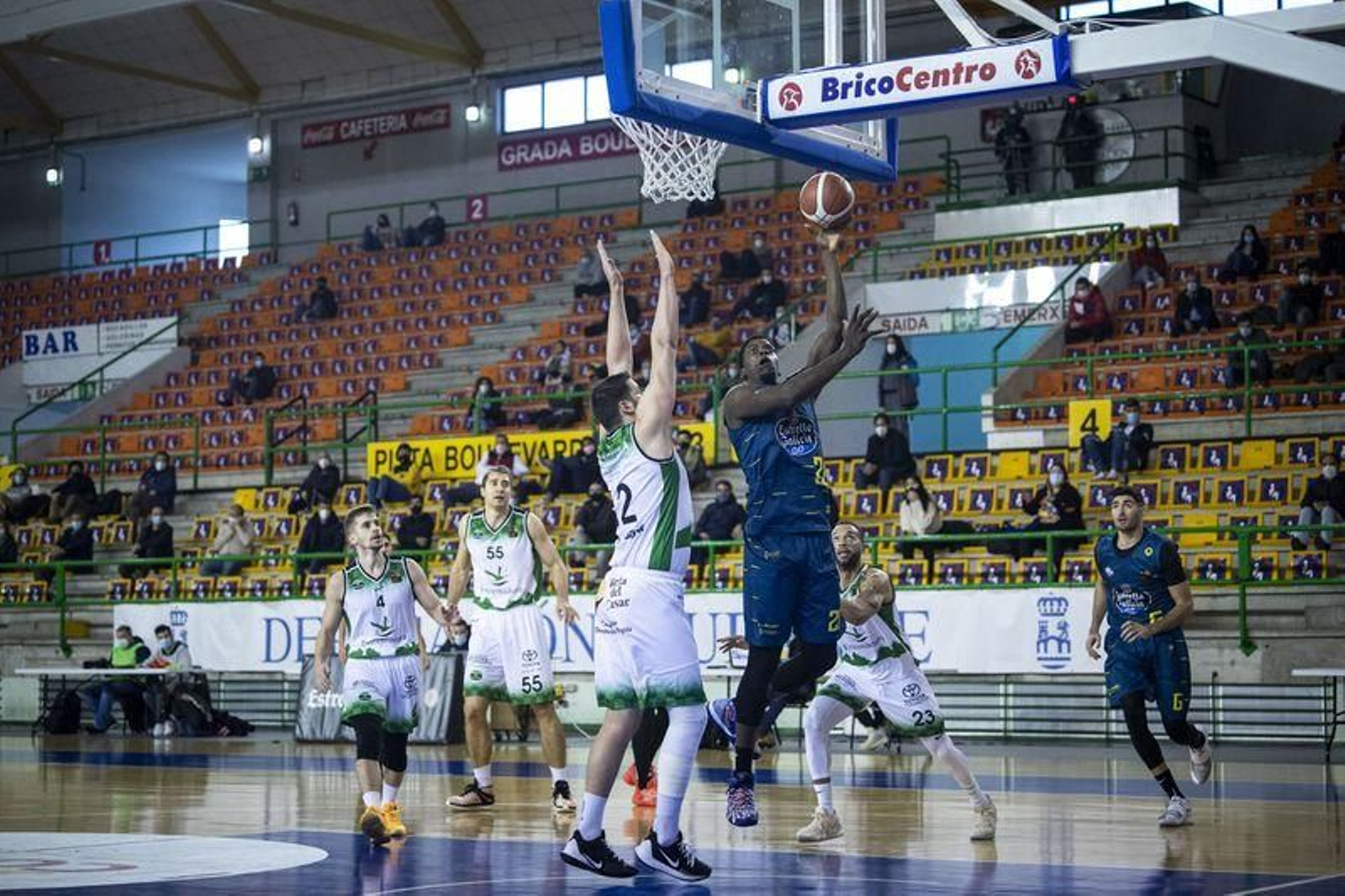 Partido en el Pazo entre el COB y el Cáceres // FOTO: ÓSCAR PINAL