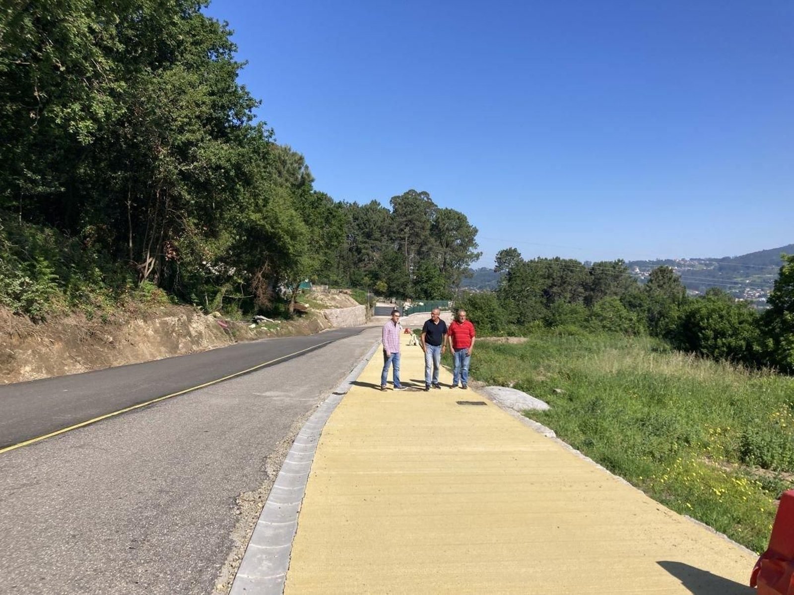 El alcalde por la nueva senda peatonal que une Areíña y Parada.